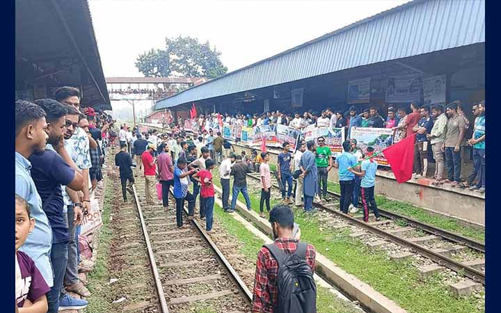 সিলেটে আট দফা দাবিতে রেলপথ অবরোধ