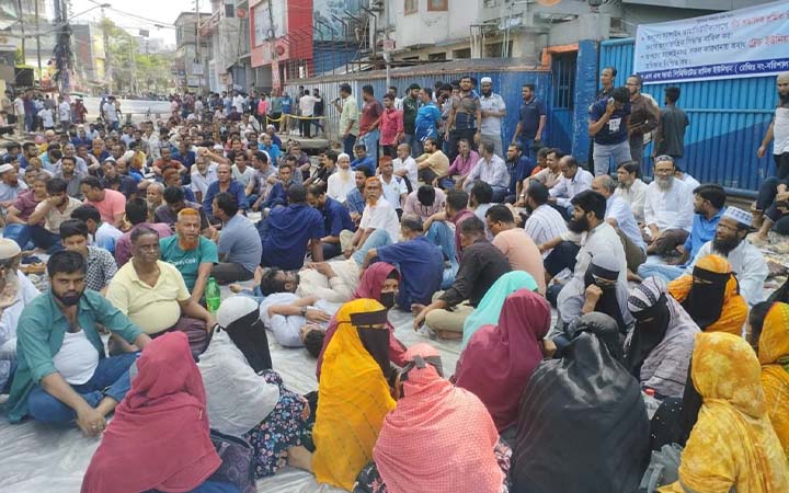 বরিশাল নগরীতে সড়ক অবরোধ করে বিক্ষোভ