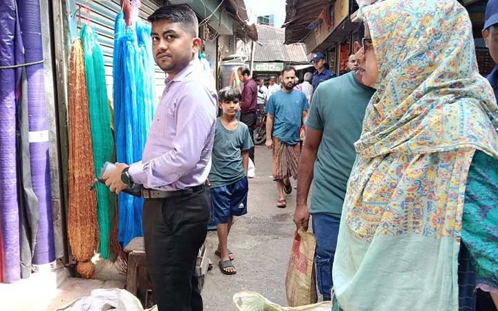 চাঁদপুরে নিষিদ্ধ পলিথিন জব্দ, জরিমানা