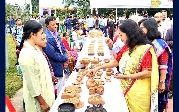 ঠাকুরগাঁওয়ে মৃৎশিল্প প্রদর্শনী ও পিঠা উৎসব অনুষ্ঠিত