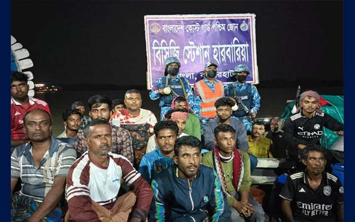মোংলায় নদীতে ভাসতে থাকা দুই ট্রলারসহ ৪২ যাত্রী উদ্ধার