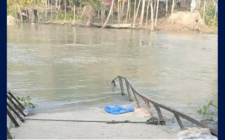 ট্রলারের ধাক্কায় ব্রিজ ভেঙে খালে, তিন গ্রামের মানুষ বিপাকে