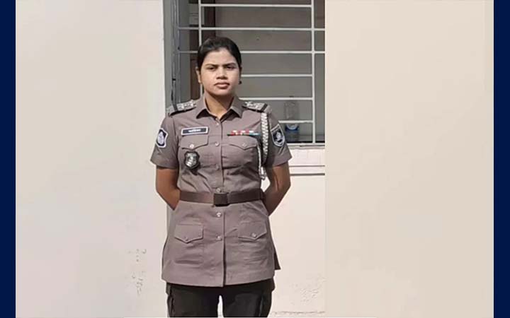 আজ থেকে সীমিত পরিসরে নতুন ইউনিফর্মে পুলিশ