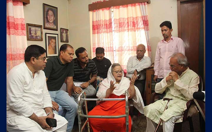 বেতার শিল্পী আফরোজা নিজামীর পাশে দাঁড়ালেন তারেক রহমান