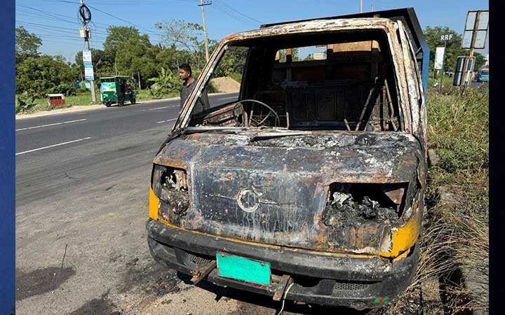 কুমিল্লায় জামায়াত নেতার পিকআপে আগুন