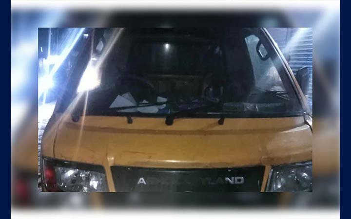 আশুলিয়ায় কাঁচামাল বোঝাই পিকআপে আগুন