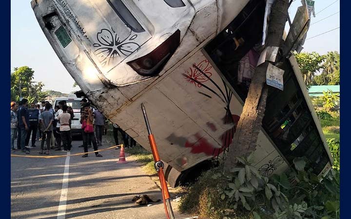 বরিশালে মোটরসাইকেল রক্ষা করতে গিয়ে উল্টে গেল বাস