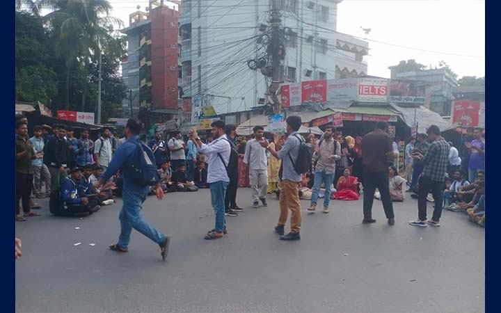 হামলায় জড়িতদের গ্রেফতারে রাবি শিক্ষার্থীদের মহাসড়ক অবরোধ