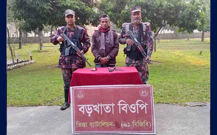 সীমান্তে তারকাঁটার বেড়া কর্তনের সময় গরু চোরাকারবারী আটক