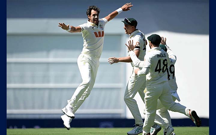 কিংবদন্তি ওয়াসিম আকরামকে ছাড়িয়ে স্টার্কের রেকর্ড