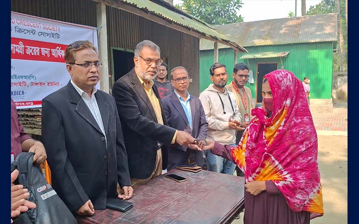টাঙ্গাইলে গর্ভবতী ও দুগ্ধদানকারী নারীদের রেড ক্রিসেন্টের অর্থ সহায়তা