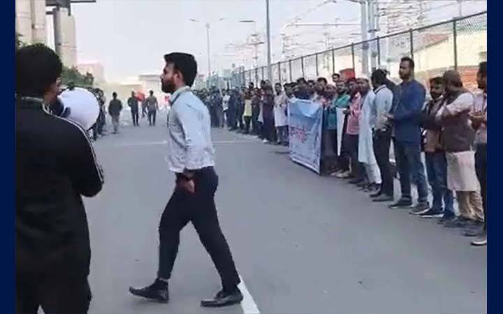 ডিএমটিসিএলে আধুনিক সার্ভিস রুলস প্রণয়নের দাবিতে অবস্থান কর্মসূচি