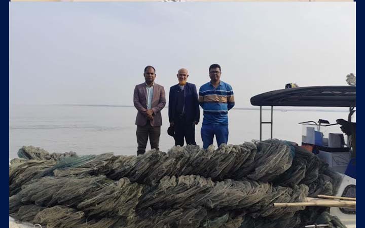 বরিশালে নিষিদ্ধ চায়না দুয়ারী জাল পুড়িয়ে ধ্বংস