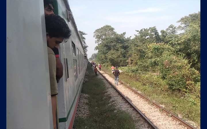 চট্টলা এক্সপ্রেসের ইঞ্জিন বিকল, যাত্রায় বিলম্ব ২ ঘণ্টা