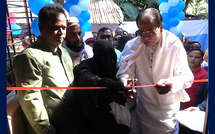 লালমনিরহাটে জন্মান্ধ হাফেজার পাশে বিএনপি নেতা দুলু