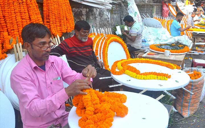 বগুড়ার ফুল বাজারে উৎসবের আমেজ, অর্ধকোটি টাকার বিক্রির আশা ব্যবসায়ীদের