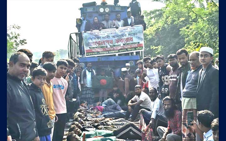 কুষ্টিয়ায় সাত দফা দাবিতে স্থানীয়দের রেলপথ অবরোধ