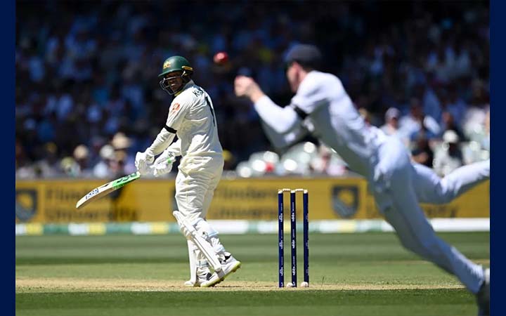 স্মিথের ইনজুরিতে সুযোগ পেয়ে জ্বলে উঠলেন খাজা