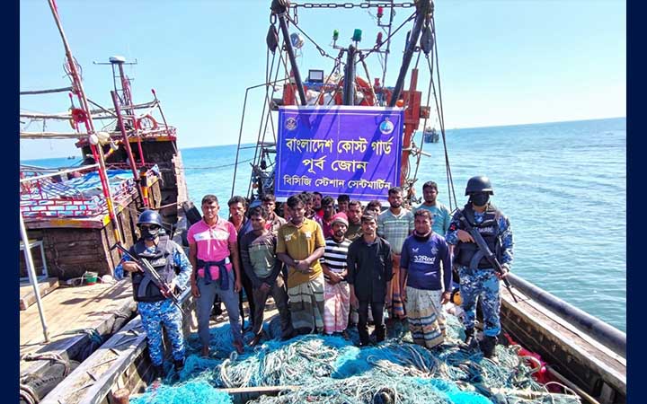 সেন্টমার্টিনের ছেঁড়া দ্বীপে অবৈধ নৌকা-জালসহ ১৬ জেলে আটক
