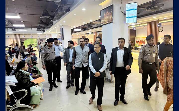 ঢাকার ভারতীয় ভিসা আবেদন কেন্দ্র পরিদর্শনে হাইকমিশনার প্রণয় ভার্মা