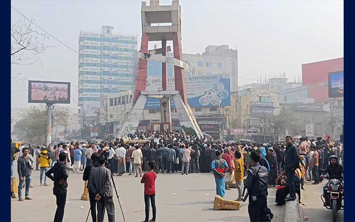 নারায়ণগঞ্জে সড়ক অবরোধ করে গার্মেন্টস শ্রমিকদের বিক্ষোভ