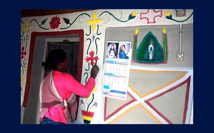 বড়দিন উপলক্ষে বর্ণিল সাজে দিনাজপুরের সাঁওতাল পল্লী