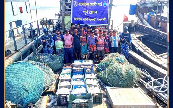 বাঁশখালীতে অবৈধ ট্রলিং বোট, জাল ও বিপুল মাছসহ ১৬ জেলে আটক