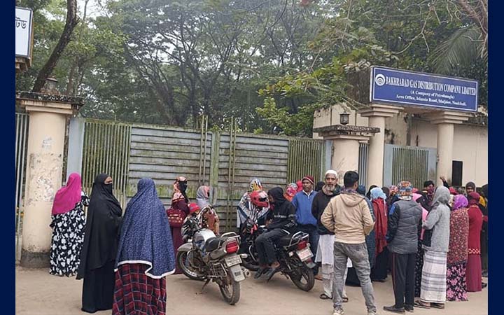 নোয়াখালীতে নিরবিচ্ছিন্ন গ্যাস দাবিতে গ্রাহকদের অবস্থান কর্মসূচি