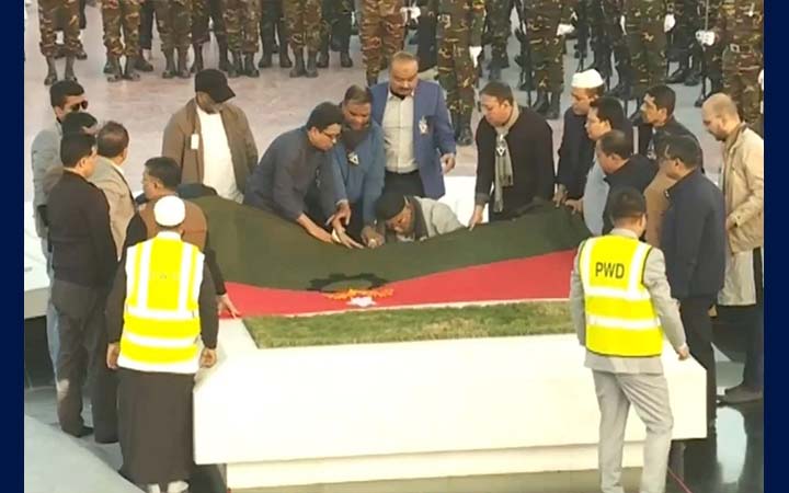 শ্রদ্ধা-ভালোবাসা, চোখের জলে স্বামীর পাশে সমাহিত আপসহীন নেত্রী