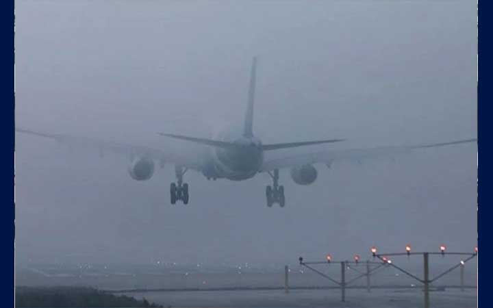 কুয়াশায় আকাশে চক্কর একাধিক ফ্লাইটের, ঢাকার ফ্লাইট গেল কলকাতায়