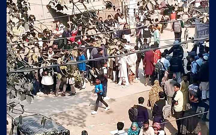 চিরিরবন্দরে দিনে ট্রাক্টর চলাচল বন্ধের দাবিতে সড়ক অবরোধ