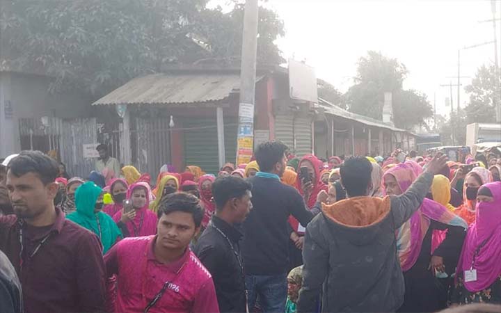 শ্রীপুরে বকেয়া বেতনের দাবিতে সড়ক অবরোধ