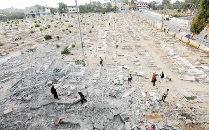 এবার শত শত ফিলিস্তিনীর কবর ধ্বংস করে ইসরাইলী সেনাদের উল্লাস