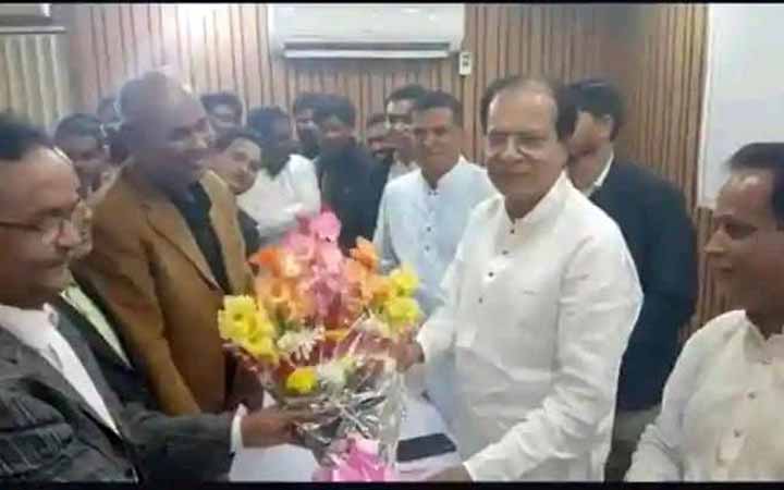 রাতের আঁধারে দূর্যোগ ব্যবস্থাপনা ও ত্রাণ মন্ত্রীকে আ.লীগের ২ নেতার ফুলেল শুভেচ্ছা