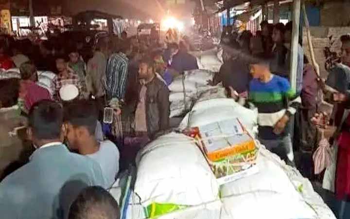 পাচারের সময় কৃষকদের হাতে ধরা পড়ল ৮৩ বস্তা সার