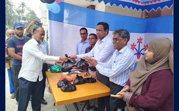 নোয়াখালীতে স্বল্পমূল্যে দুধ, ডিম ও গরুর মাংস বিক্রি শুরু