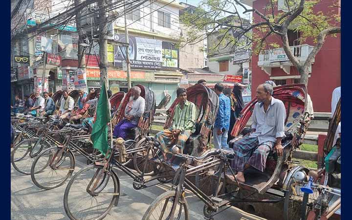 বরিশালে ব্যাটারিচালিত রিকশা চলাচল বন্ধে চালকদের বিক্ষোভ