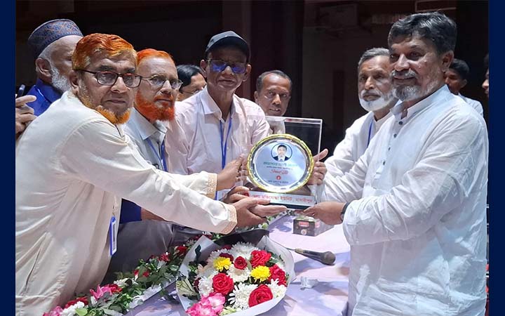 মাদারীপুরে নবনির্বাচিত এমপি জাহান্দার আলী মিয়াকে মুক্তিযোদ্ধাদের সংবর্ধনা