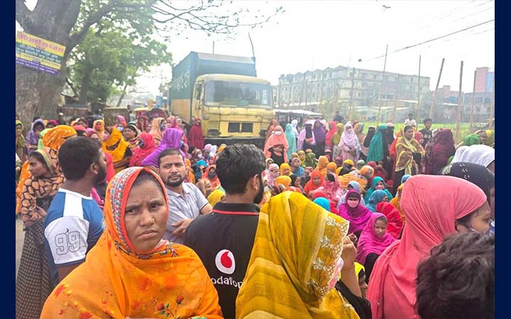 নারায়ণগঞ্জে বকেয়া বেতনের দাবিতে সড়ক অবরোধ