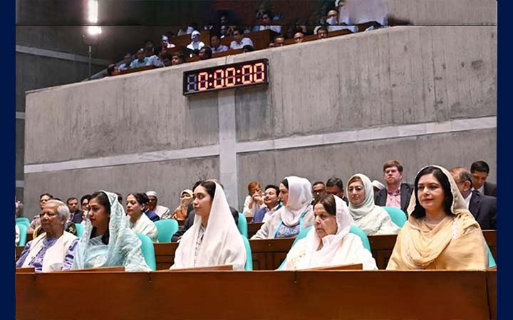 সংসদের দর্শকসারিতে প্রধানমন্ত্রীর পরিবারের সঙ্গে ড. ইউনূস