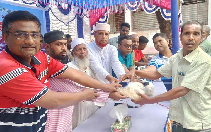 প্রবাসীদের সহযোগিতায় ঝাউডাঙ্গায় ঈদ সামগ্রী  বিতরণ
