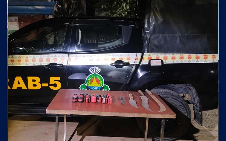 রাজশাহীতে দেশীয় অস্ত্রসহ ২১ ককটেল উদ্ধার