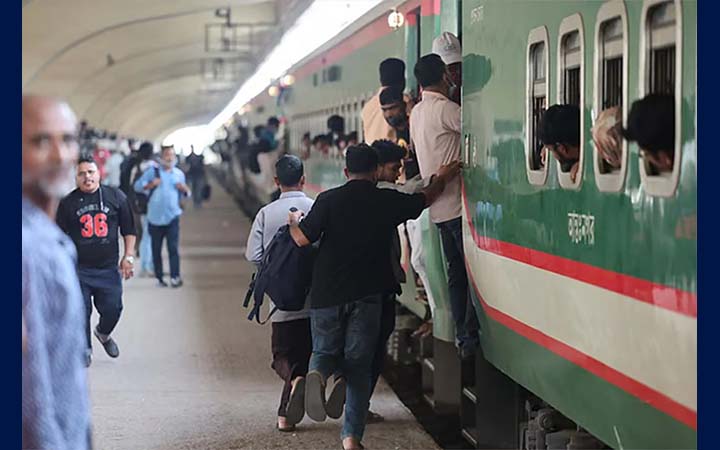 ঈদযাত্রায় কমলাপুর স্টেশনে উপচে পড়া ভিড়, সময়মতো ছাড়ছে ট্রেন