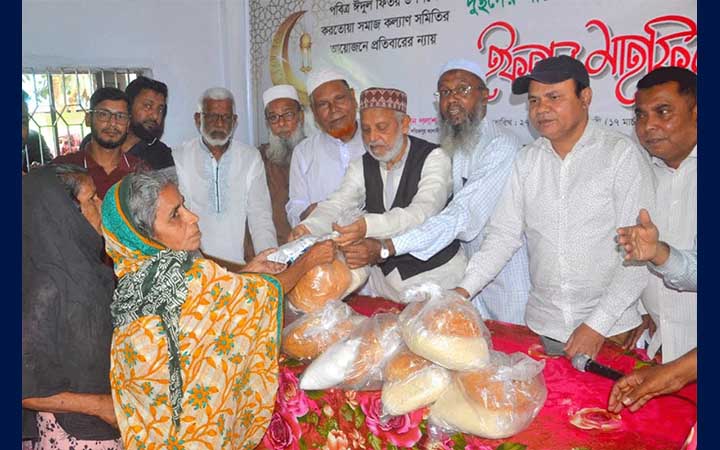 বগুড়ায় তিন শতাধিক পরিবার পেল ঈদ সামগ্রী
