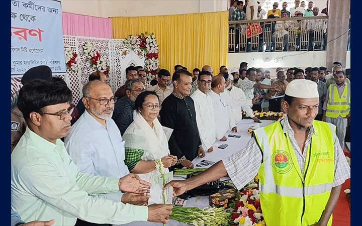 প্রধানমন্ত্রীর উপহার পেলেন বরিশালের পরিচ্ছন্নতাকর্মীরা