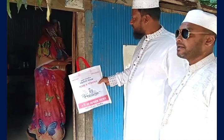 কলাপাড়ায় বাড়ি বাড়ি ঈদ উপহার পৌঁছে দিলেন যুবদল নেতা