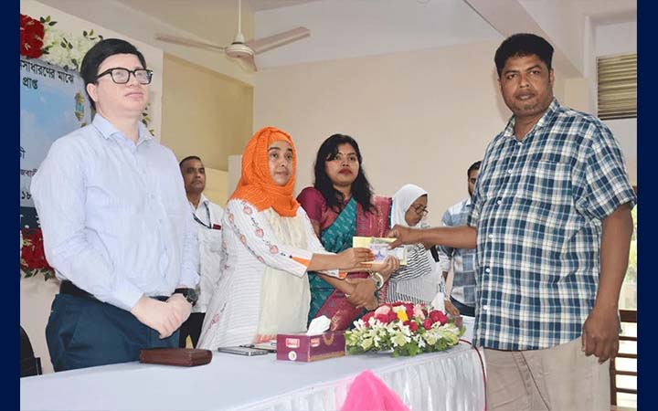 রাজবাড়ীতে প্রধানমন্ত্রীর ত্রাণ তহবিলের অর্থ বিতরণ