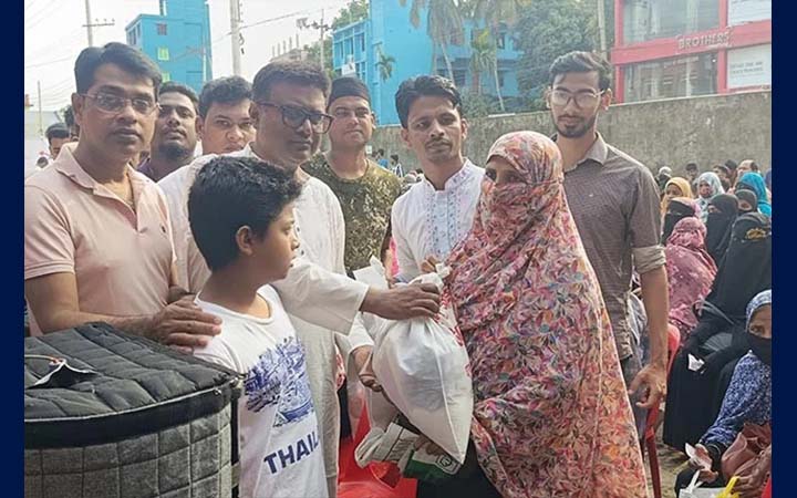 নোয়াখালীতে নিম্নআয়ের ৪০০ মানুষের মাঝে ঈদ উপহার বিতরণ