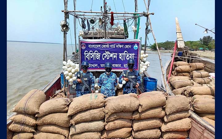 মিয়ানমারে পাচারকালে বিপুল পরিমাণ আলুসহ দুটি ফিশিং বোট আটক