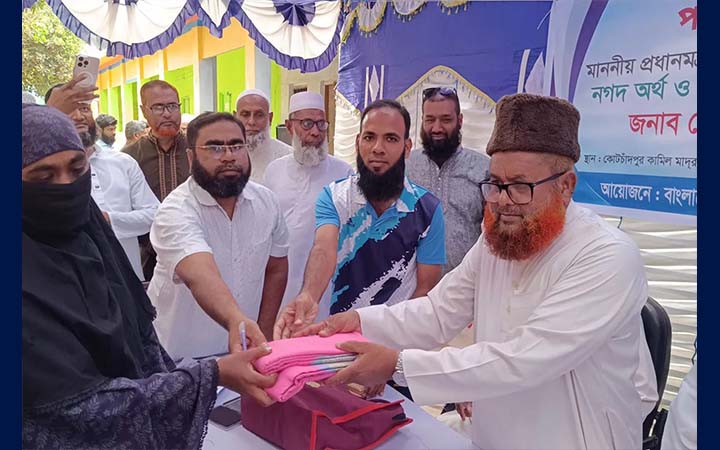 কোটচাঁদপুরে দুস্থদের মাঝে প্রধানমন্ত্রীর ত্রাণ তহবিলের সহায়তা বিতরণ